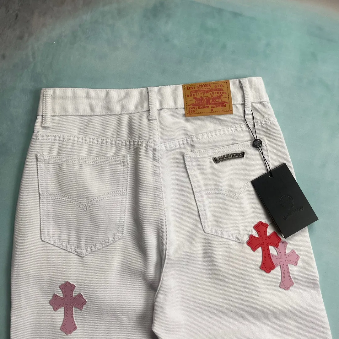 🅿️240 🔘Style No.-KL122 🔘Cro Heart𝐂𝐡𝐫𝐨𝐦𝐞 𝐇𝐞𝐚𝐫𝐭 Miami high street white pink cross patchwork leather retro straight jeans* are carefully crafted with top-notch heavy-duty washing technology, and every process is dedicated to ingenuity. The calfskin is precisely laser-cut and turned into exquisite crosses, showing a luxurious texture in every detail. Paired with distressed silver hardware, the retro charm and fashion style are cleverly blended. The straight-leg design is a unique one, instantly slimming the upper body, modifying the lines of the legs, and showing a neat and capable temperament. From fabric selection to craftsmanship, every step is strictly controlled to show high-end quality and be clearly distinguished from ordinary products on the market. It is tailor-made for you who pursue the ultimate fashion.  Size: S M L XL (28.30.32.34) Color: white and pink